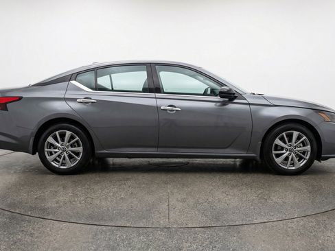 Used 2025 Nissan Altima 2.5 SV FWD image 11