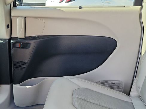 Used 2021 Chrysler Pacifica Touring-L image 21