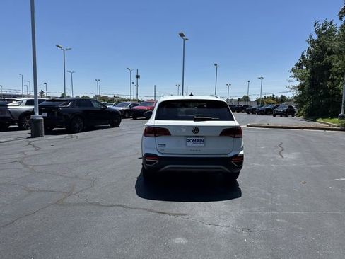 Used 2023 Volkswagen Taos SE w/ Panoramic Sunroof Package FWD image 4