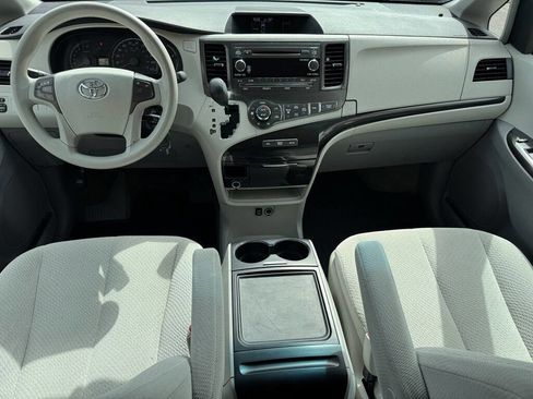 Used 2013 Toyota Sienna LE w/ Towing Pkg FWD image 13
