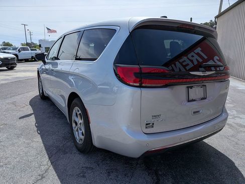 Used 2024 Chrysler Pacifica Limited image 3