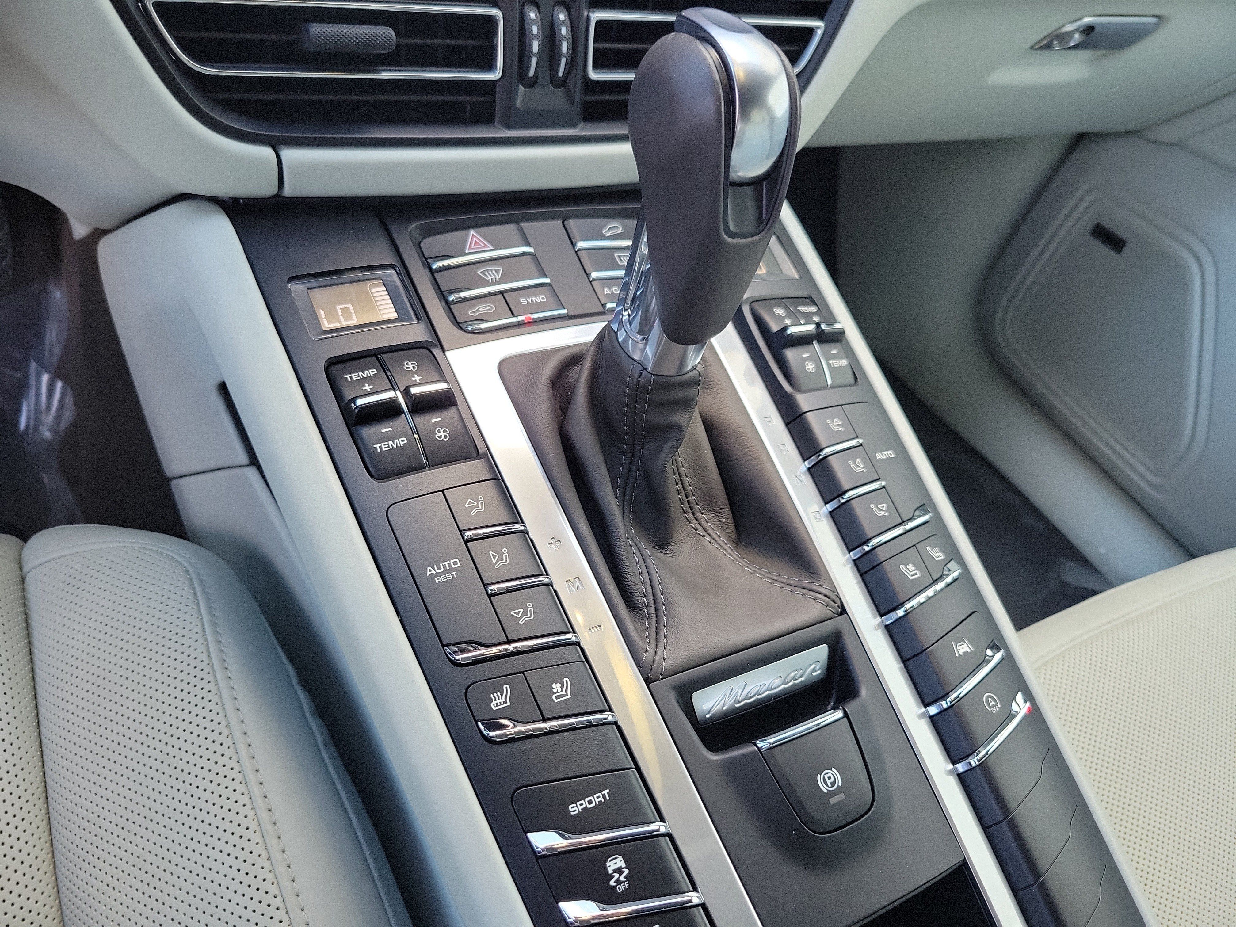 Used 2021 Porsche Macan AWD/4WD image 27