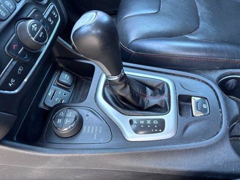 Used 2016 Jeep Cherokee Trailhawk w/ Comfort/Convenience Group AWD/4WD image 10