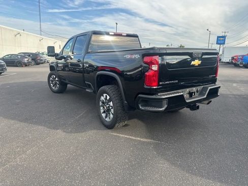 Used 2023 Chevrolet Silverado 2500 Custom w/ Custom Convenience Package image 6