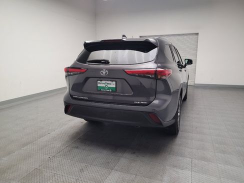 Used 2021 Toyota Highlander XLE AWD/4WD image 7