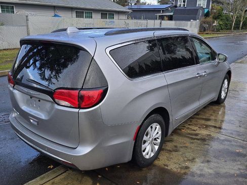 Used 2017 Chrysler Pacifica Touring-L image 6