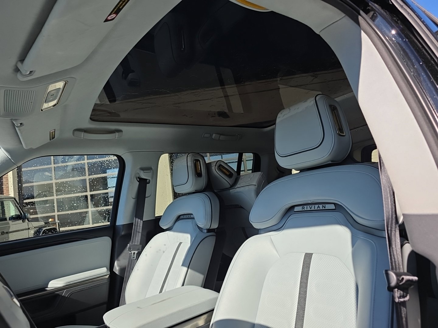 Used 2025 Rivian R1S Adventure Dual AWD/4WD image 16