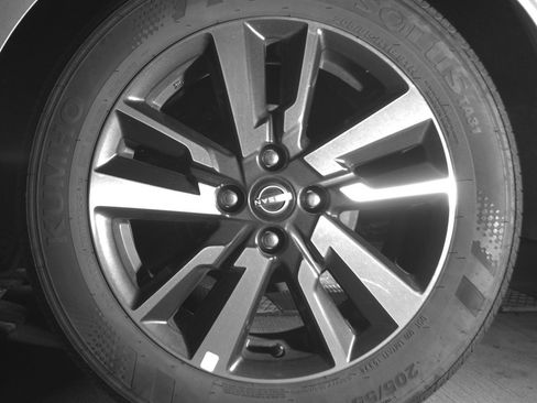 Used 2025 Nissan Versa SV image 14