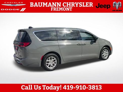 Used 2025 Chrysler Pacifica Select FWD image 7
