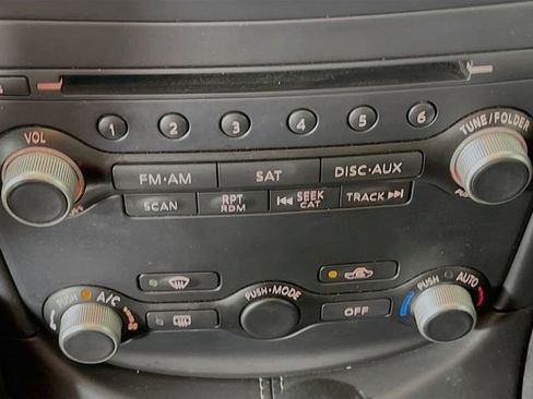 Used 2015 Nissan 370Z Touring image 18