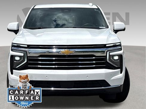 Used 2025 Chevrolet Suburban LT RWD image 2