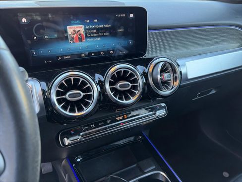 Used 2021 Mercedes-Benz GLB 250 w/ Premium Package image 11