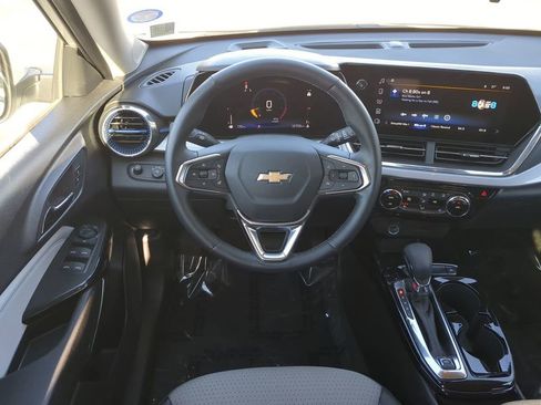 Used 2025 Chevrolet Trax LT w/ LT Convenience Package image 16