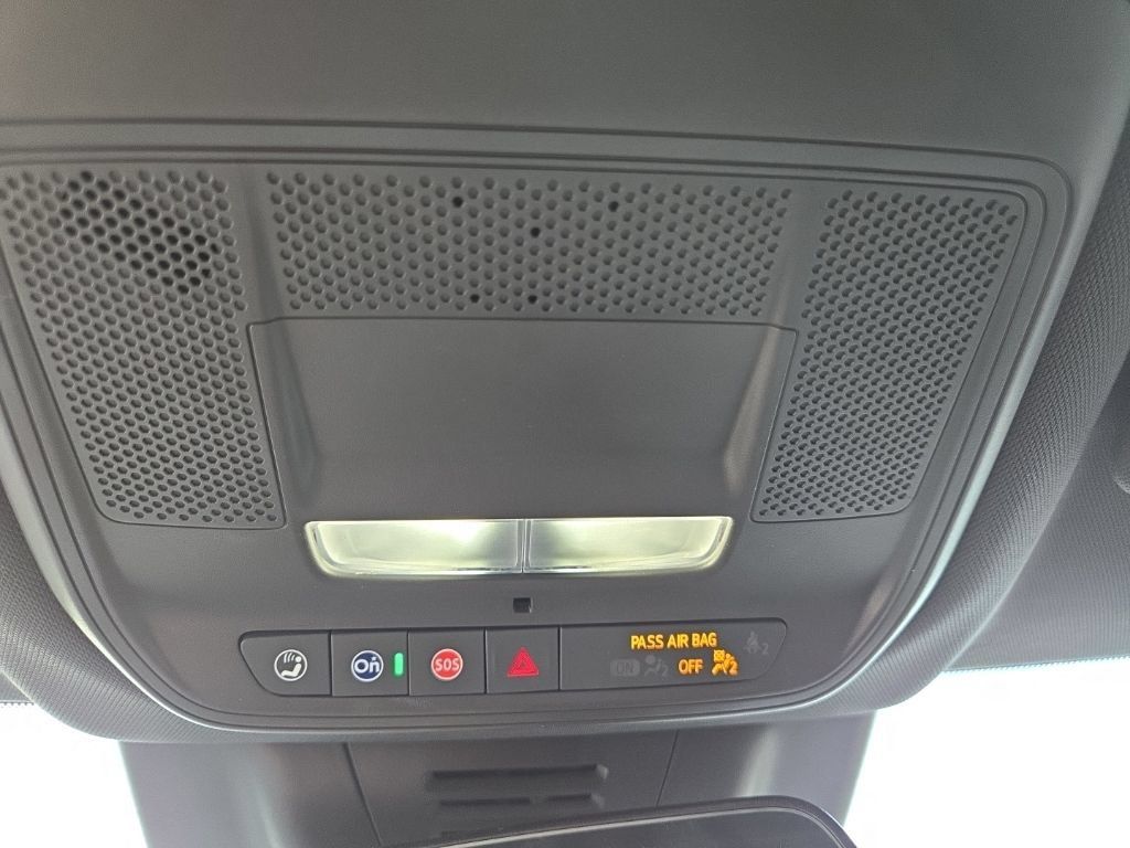 Certified 2025 Chevrolet Equinox EV RS FWD image 23