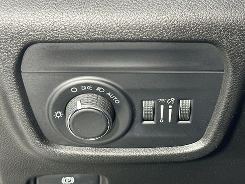 Used 2023 Jeep Grand Cherokee L Laredo image 10