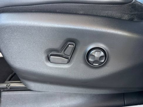 Used 2023 Chrysler Pacifica Touring-L FWD image 19