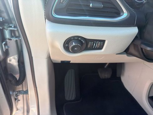 Used 2024 Chrysler Pacifica Limited FWD image 11