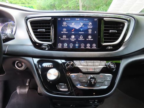 Used 2020 Chrysler Pacifica Touring-L Plus FWD image 21