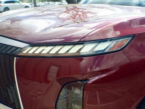 Used 2025 INFINITI QX80 Sensory image 12