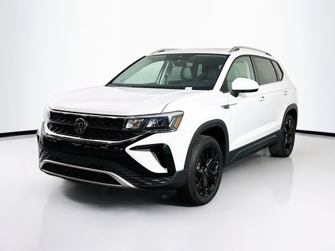 Used 2024 Volkswagen Taos SE image 3