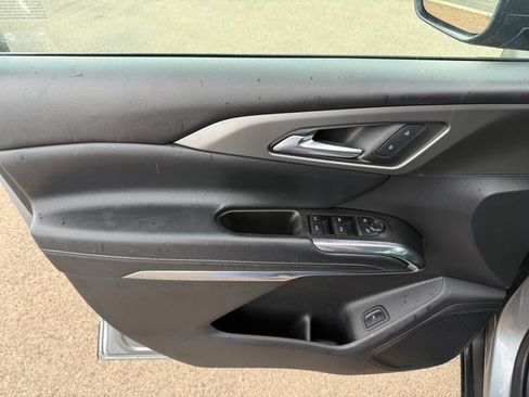 Used 2025 Chevrolet Traverse LT FWD image 11