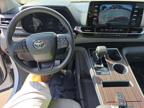 Used 2024 Toyota Sienna LE AWD/4WD image 5
