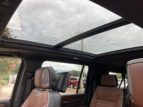 Used 2023 GMC Yukon XL Denali Ultimate AWD/4WD image 13