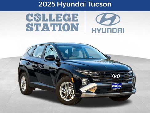 Used 2025 Hyundai Tucson SE image 1