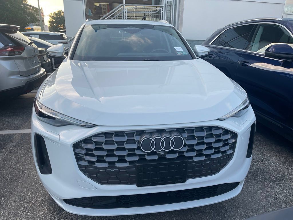 Used 2025 Audi Q5 Premium Plus w/ Premium Plus AWD/4WD image 2