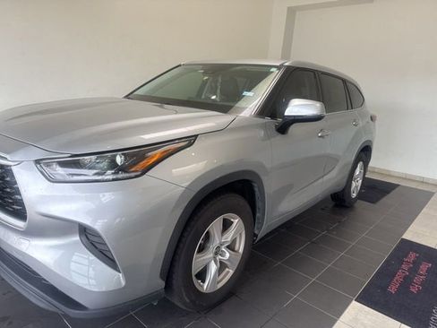 Used 2021 Toyota Highlander L FWD image 3