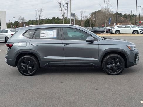 New 2026 Volkswagen Taos SE image 3