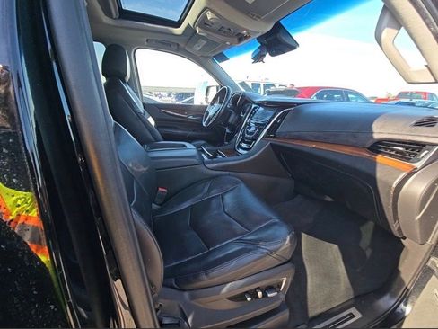 Used 2019 Cadillac Escalade ESV Luxury AWD/4WD image 9