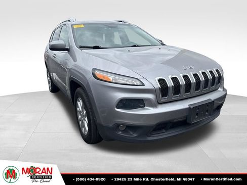 Used 2018 Jeep Cherokee Latitude w/ Safety Group AWD/4WD image 4