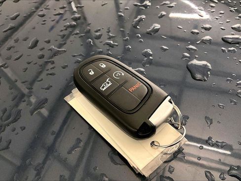 Used 2019 Jeep Cherokee Limited image 9