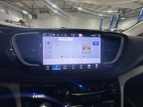 Used 2022 Chrysler Pacifica Limited AWD/4WD image 16