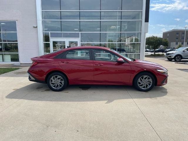 Used 2024 Hyundai Elantra Blue FWD image 4