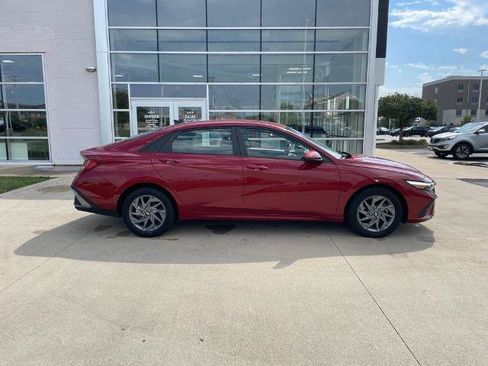 Used 2024 Hyundai Elantra Blue FWD image 4