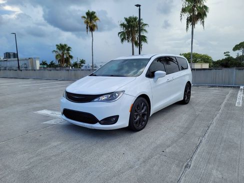 Used 2019 Chrysler Pacifica Touring Plus w/ S Appearance Package FWD image 1