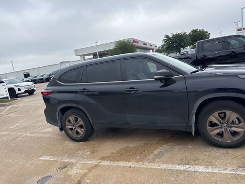 Used 2023 Toyota Highlander Bronze Edition image 3