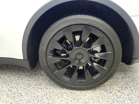 Used 2023 Tesla Model Y AWD image 9