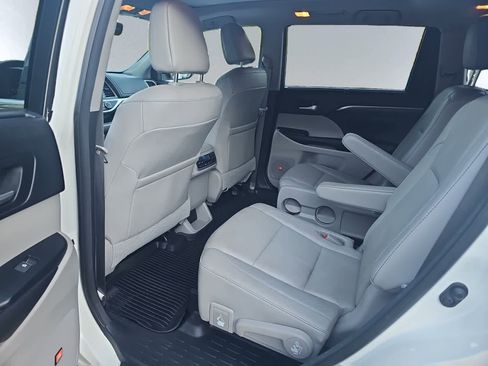 Used 2017 Toyota Highlander Limited Platinum image 16