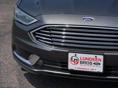 Used 2018 Ford Fusion SE w/ Fusion SE Technology Package FWD image 11