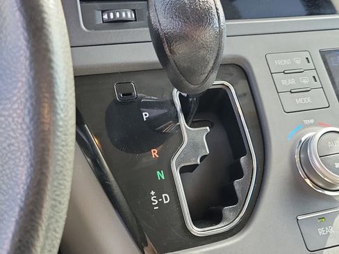 Used 2020 Toyota Sienna L w/ Carpet Mat Package FWD image 11