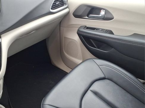 Used 2024 Chrysler Pacifica Touring-L FWD image 23