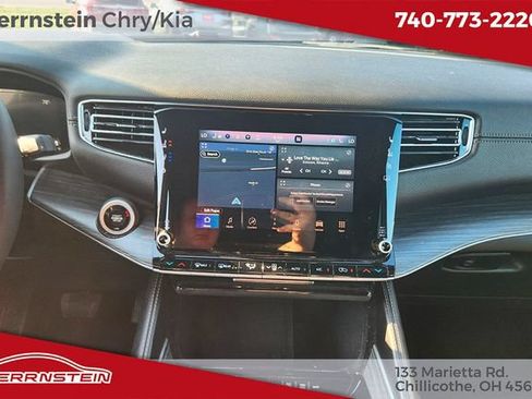 Used 2024 Jeep Wagoneer L Series II w/ Flexible Seating Group AWD/4WD image 9