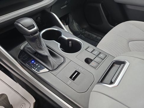 Used 2024 Toyota Highlander LE image 24