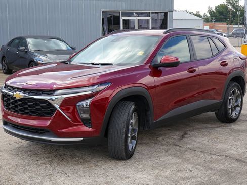 Used 2025 Chevrolet Trax LT FWD image 24