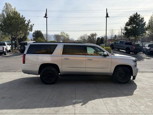 Used 2017 Chevrolet Suburban LT image 3