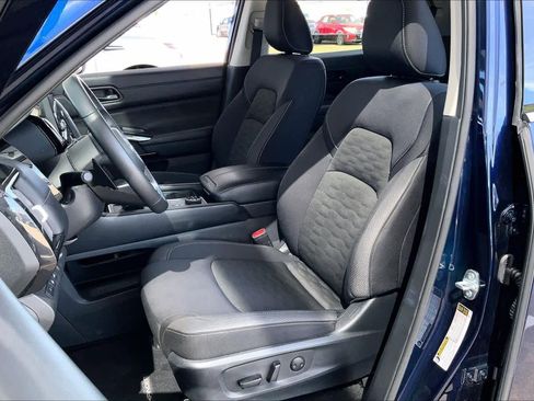 Used 2025 Nissan Pathfinder SV image 8