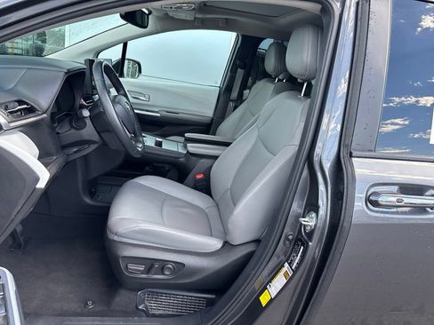 Used 2025 Toyota Sienna XLE FWD image 11